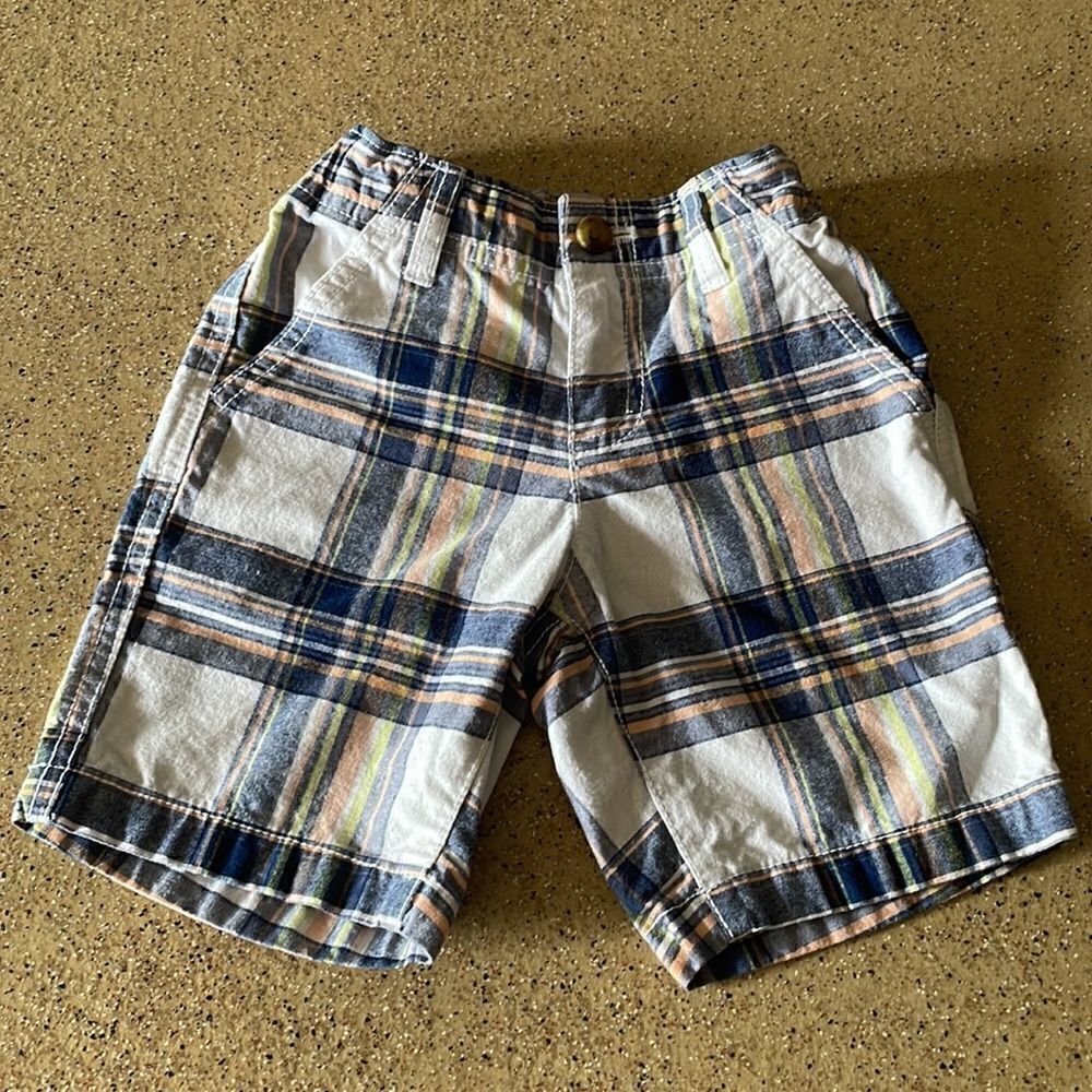 Adorable 3T plaid Bermuda shorts